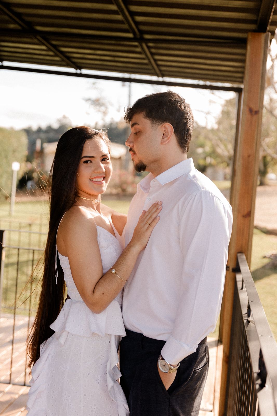 Casal abraçado na varanda