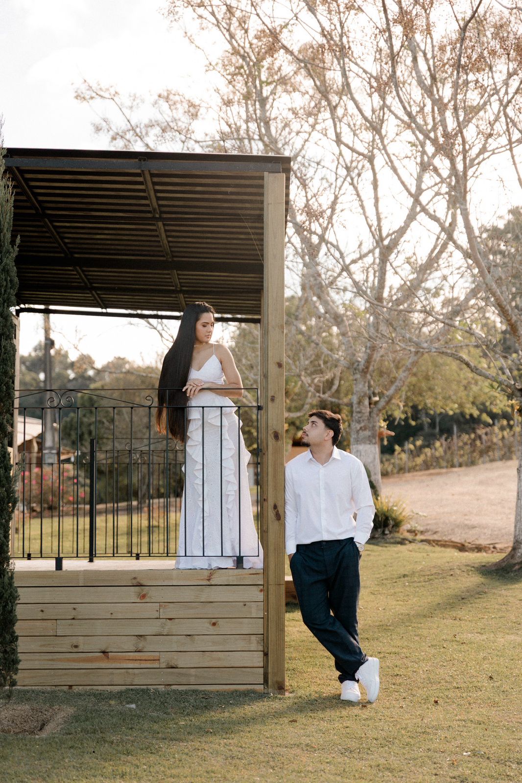 Casal no coreto em meio às árvores